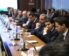 Representantes do Governo do Estado se reuniram nesta quarta-feira (29) com os deputados da base de apoio para apresentar a primeira versão do Banco de Projetos, que vai destinar R$ 375 milhões para licitar projetos executivos de grandes obras estruturais em todas as regiões do Estado. O chefe da Casa Civil, Guto Silva, coordenou a reunião  -  Curitiba, 29/05/2019  -  Foto: José Fernando Ogura/ANPr