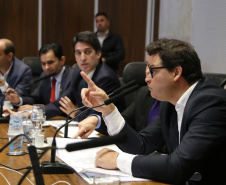 Representantes do Governo do Estado se reuniram nesta quarta-feira (29) com os deputados da base de apoio para apresentar a primeira versão do Banco de Projetos, que vai destinar R$ 375 milhões para licitar projetos executivos de grandes obras estruturais em todas as regiões do Estado. O chefe da Casa Civil, Guto Silva, coordenou a reunião  -  Curitiba, 29/05/2019  -  Foto: José Fernando Ogura/ANPr