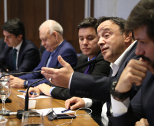 Representantes do Governo do Estado se reuniram nesta quarta-feira (29) com os deputados da base de apoio para apresentar a primeira versão do Banco de Projetos, que vai destinar R$ 375 milhões para licitar projetos executivos de grandes obras estruturais em todas as regiões do Estado. O chefe da Casa Civil, Guto Silva, coordenou a reunião  -  Curitiba, 29/05/2019  -  Foto: José Fernando Ogura/ANPr