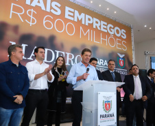 O Grupo Madero confirmou nesta quarta-feira (29), em cerimônia no Palácio Iguaçu, investimentos de R$ 600 milhões na ampliação das operações da empresa em Ponta Grossa, na região dos Campos Gerais. O anúncio foi feito pelo presidente do Grupo, Júnior Durski, ao lado do governador Carlos Massa Ratinho Junior e do apresentador Luciano Huck, sócio do empreendimento.  -  Curitiba, 29/05/2019  -  Foto: Rodrigo Félix Leal/ANPr