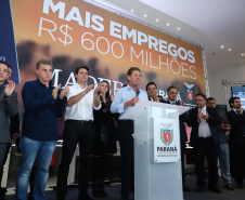 O Grupo Madero confirmou nesta quarta-feira (29), em cerimônia no Palácio Iguaçu, investimentos de R$ 600 milhões na ampliação das operações da empresa em Ponta Grossa, na região dos Campos Gerais. O anúncio foi feito pelo presidente do Grupo, Júnior Durski, ao lado do governador Carlos Massa Ratinho Junior e do apresentador Luciano Huck, sócio do empreendimento.  -  Curitiba, 29/05/2019  -  Foto: Rodrigo Félix Leal/ANPr