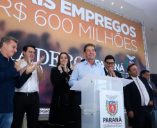 O Grupo Madero confirmou nesta quarta-feira (29), em cerimônia no Palácio Iguaçu, investimentos de R$ 600 milhões na ampliação das operações da empresa em Ponta Grossa, na região dos Campos Gerais. O anúncio foi feito pelo presidente do Grupo, Júnior Durski, ao lado do governador Carlos Massa Ratinho Junior e do apresentador Luciano Huck, sócio do empreendimento.  -  Curitiba, 29/05/2019  -  Foto: Rodrigo Félix Leal/ANPr