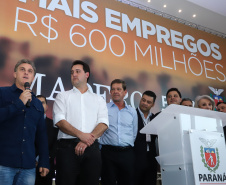 O Grupo Madero confirmou nesta quarta-feira (29), em cerimônia no Palácio Iguaçu, investimentos de R$ 600 milhões na ampliação das operações da empresa em Ponta Grossa, na região dos Campos Gerais. O anúncio foi feito pelo presidente do Grupo, Júnior Durski, ao lado do governador Carlos Massa Ratinho Junior e do apresentador Luciano Huck, sócio do empreendimento.  -  Curitiba, 29/05/2019  -  Foto: Rodrigo Félix Leal/ANPr