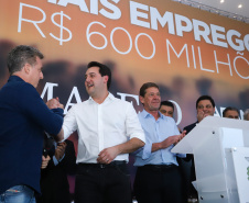 O Grupo Madero confirmou nesta quarta-feira (29), em cerimônia no Palácio Iguaçu, investimentos de R$ 600 milhões na ampliação das operações da empresa em Ponta Grossa, na região dos Campos Gerais. O anúncio foi feito pelo presidente do Grupo, Júnior Durski, ao lado do governador Carlos Massa Ratinho Junior e do apresentador Luciano Huck, sócio do empreendimento.  -  Curitiba, 29/05/2019  -  Foto: Rodrigo Félix Leal/ANPr