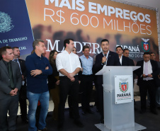 O Grupo Madero confirmou nesta quarta-feira (29), em cerimônia no Palácio Iguaçu, investimentos de R$ 600 milhões na ampliação das operações da empresa em Ponta Grossa, na região dos Campos Gerais. O anúncio foi feito pelo presidente do Grupo, Júnior Durski, ao lado do governador Carlos Massa Ratinho Junior e do apresentador Luciano Huck, sócio do empreendimento.  -  Curitiba, 29/05/2019  -  Foto: Rodrigo Félix Leal/ANPr