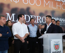 O Grupo Madero confirmou nesta quarta-feira (29), em cerimônia no Palácio Iguaçu, investimentos de R$ 600 milhões na ampliação das operações da empresa em Ponta Grossa, na região dos Campos Gerais. O anúncio foi feito pelo presidente do Grupo, Júnior Durski, ao lado do governador Carlos Massa Ratinho Junior e do apresentador Luciano Huck, sócio do empreendimento.  -  Curitiba, 29/05/2019  -  Foto: Rodrigo Félix Leal/ANPr