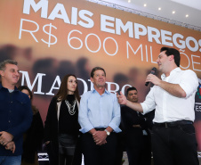 O Grupo Madero confirmou nesta quarta-feira (29), em cerimônia no Palácio Iguaçu, investimentos de R$ 600 milhões na ampliação das operações da empresa em Ponta Grossa, na região dos Campos Gerais. O anúncio foi feito pelo presidente do Grupo, Júnior Durski, ao lado do governador Carlos Massa Ratinho Junior e do apresentador Luciano Huck, sócio do empreendimento.  -  Curitiba, 29/05/2019  -  Foto: Rodrigo Félix Leal/ANPr