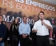 O Grupo Madero confirmou nesta quarta-feira (29), em cerimônia no Palácio Iguaçu, investimentos de R$ 600 milhões na ampliação das operações da empresa em Ponta Grossa, na região dos Campos Gerais. O anúncio foi feito pelo presidente do Grupo, Júnior Durski, ao lado do governador Carlos Massa Ratinho Junior e do apresentador Luciano Huck, sócio do empreendimento.  -  Curitiba, 29/05/2019  -  Foto: Rodrigo Félix Leal/ANPr