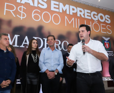 O Grupo Madero confirmou nesta quarta-feira (29), em cerimônia no Palácio Iguaçu, investimentos de R$ 600 milhões na ampliação das operações da empresa em Ponta Grossa, na região dos Campos Gerais. O anúncio foi feito pelo presidente do Grupo, Júnior Durski, ao lado do governador Carlos Massa Ratinho Junior e do apresentador Luciano Huck, sócio do empreendimento.  -  Curitiba, 29/05/2019  -  Foto: Rodrigo Félix Leal/ANPr