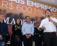 O Grupo Madero confirmou nesta quarta-feira (29), em cerimônia no Palácio Iguaçu, investimentos de R$ 600 milhões na ampliação das operações da empresa em Ponta Grossa, na região dos Campos Gerais. O anúncio foi feito pelo presidente do Grupo, Júnior Durski, ao lado do governador Carlos Massa Ratinho Junior e do apresentador Luciano Huck, sócio do empreendimento.  -  Curitiba, 29/05/2019  -  Foto: Rodrigo Félix Leal/ANPr