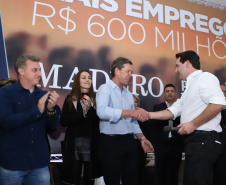 O Grupo Madero confirmou nesta quarta-feira (29), em cerimônia no Palácio Iguaçu, investimentos de R$ 600 milhões na ampliação das operações da empresa em Ponta Grossa, na região dos Campos Gerais. O anúncio foi feito pelo presidente do Grupo, Júnior Durski, ao lado do governador Carlos Massa Ratinho Junior e do apresentador Luciano Huck, sócio do empreendimento.  -  Curitiba, 29/05/2019  -  Foto: Rodrigo Félix Leal/ANPr