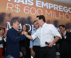 O Grupo Madero confirmou nesta quarta-feira (29), em cerimônia no Palácio Iguaçu, investimentos de R$ 600 milhões na ampliação das operações da empresa em Ponta Grossa, na região dos Campos Gerais. O anúncio foi feito pelo presidente do Grupo, Júnior Durski, ao lado do governador Carlos Massa Ratinho Junior e do apresentador Luciano Huck, sócio do empreendimento.  -  Curitiba, 29/05/2019  -  Foto: Rodrigo Félix Leal/ANPr