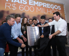 O Grupo Madero confirmou nesta quarta-feira (29), em cerimônia no Palácio Iguaçu, investimentos de R$ 600 milhões na ampliação das operações da empresa em Ponta Grossa, na região dos Campos Gerais. O anúncio foi feito pelo presidente do Grupo, Júnior Durski, ao lado do governador Carlos Massa Ratinho Junior e do apresentador Luciano Huck, sócio do empreendimento.  -  Curitiba, 29/05/2019  -  Foto: Rodrigo Félix Leal/ANPr