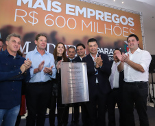 O Grupo Madero confirmou nesta quarta-feira (29), em cerimônia no Palácio Iguaçu, investimentos de R$ 600 milhões na ampliação das operações da empresa em Ponta Grossa, na região dos Campos Gerais. O anúncio foi feito pelo presidente do Grupo, Júnior Durski, ao lado do governador Carlos Massa Ratinho Junior e do apresentador Luciano Huck, sócio do empreendimento.  -  Curitiba, 29/05/2019  -  Foto: Rodrigo Félix Leal/ANPr