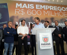 O Grupo Madero confirmou nesta quarta-feira (29), em cerimônia no Palácio Iguaçu, investimentos de R$ 600 milhões na ampliação das operações da empresa em Ponta Grossa, na região dos Campos Gerais. O anúncio foi feito pelo presidente do Grupo, Júnior Durski, ao lado do governador Carlos Massa Ratinho Junior e do apresentador Luciano Huck, sócio do empreendimento.  -  Curitiba, 29/05/2019  -  Foto Gilson Abreu/ANPr