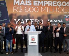 O Grupo Madero confirmou nesta quarta-feira (29), em cerimônia no Palácio Iguaçu, investimentos de R$ 600 milhões na ampliação das operações da empresa em Ponta Grossa, na região dos Campos Gerais. O anúncio foi feito pelo presidente do Grupo, Júnior Durski, ao lado do governador Carlos Massa Ratinho Junior e do apresentador Luciano Huck, sócio do empreendimento.  -  Curitiba, 29/05/2019  -  Foto Gilson Abreu/ANPr