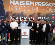 O Grupo Madero confirmou nesta quarta-feira (29), em cerimônia no Palácio Iguaçu, investimentos de R$ 600 milhões na ampliação das operações da empresa em Ponta Grossa, na região dos Campos Gerais. O anúncio foi feito pelo presidente do Grupo, Júnior Durski, ao lado do governador Carlos Massa Ratinho Junior e do apresentador Luciano Huck, sócio do empreendimento.  -  Curitiba, 29/05/2019  -  Foto Gilson Abreu/ANPr