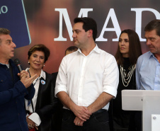 O Grupo Madero confirmou nesta quarta-feira (29), em cerimônia no Palácio Iguaçu, investimentos de R$ 600 milhões na ampliação das operações da empresa em Ponta Grossa, na região dos Campos Gerais. O anúncio foi feito pelo presidente do Grupo, Júnior Durski, ao lado do governador Carlos Massa Ratinho Junior e do apresentador Luciano Huck, sócio do empreendimento.  -  Curitiba, 29/05/2019  -  Foto Gilson Abreu/ANPr