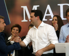 O Grupo Madero confirmou nesta quarta-feira (29), em cerimônia no Palácio Iguaçu, investimentos de R$ 600 milhões na ampliação das operações da empresa em Ponta Grossa, na região dos Campos Gerais. O anúncio foi feito pelo presidente do Grupo, Júnior Durski, ao lado do governador Carlos Massa Ratinho Junior e do apresentador Luciano Huck, sócio do empreendimento.  -  Curitiba, 29/05/2019  -  Foto Gilson Abreu/ANPr