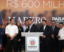 O Grupo Madero confirmou nesta quarta-feira (29), em cerimônia no Palácio Iguaçu, investimentos de R$ 600 milhões na ampliação das operações da empresa em Ponta Grossa, na região dos Campos Gerais. O anúncio foi feito pelo presidente do Grupo, Júnior Durski, ao lado do governador Carlos Massa Ratinho Junior e do apresentador Luciano Huck, sócio do empreendimento.  -  Curitiba, 29/05/2019  -  Foto Gilson Abreu/ANPr