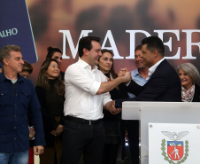 O Grupo Madero confirmou nesta quarta-feira (29), em cerimônia no Palácio Iguaçu, investimentos de R$ 600 milhões na ampliação das operações da empresa em Ponta Grossa, na região dos Campos Gerais. O anúncio foi feito pelo presidente do Grupo, Júnior Durski, ao lado do governador Carlos Massa Ratinho Junior e do apresentador Luciano Huck, sócio do empreendimento.  -  Curitiba, 29/05/2019  -  Foto Gilson Abreu/ANPr