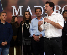 O Grupo Madero confirmou nesta quarta-feira (29), em cerimônia no Palácio Iguaçu, investimentos de R$ 600 milhões na ampliação das operações da empresa em Ponta Grossa, na região dos Campos Gerais. O anúncio foi feito pelo presidente do Grupo, Júnior Durski, ao lado do governador Carlos Massa Ratinho Junior e do apresentador Luciano Huck, sócio do empreendimento.  -  Curitiba, 29/05/2019  -  Foto Gilson Abreu/ANPr