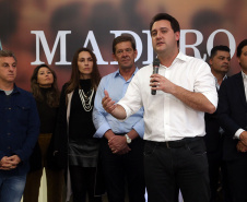 O Grupo Madero confirmou nesta quarta-feira (29), em cerimônia no Palácio Iguaçu, investimentos de R$ 600 milhões na ampliação das operações da empresa em Ponta Grossa, na região dos Campos Gerais. O anúncio foi feito pelo presidente do Grupo, Júnior Durski, ao lado do governador Carlos Massa Ratinho Junior e do apresentador Luciano Huck, sócio do empreendimento.  -  Curitiba, 29/05/2019  -  Foto Gilson Abreu/ANPr
