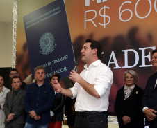 O Grupo Madero confirmou nesta quarta-feira (29), em cerimônia no Palácio Iguaçu, investimentos de R$ 600 milhões na ampliação das operações da empresa em Ponta Grossa, na região dos Campos Gerais. O anúncio foi feito pelo presidente do Grupo, Júnior Durski, ao lado do governador Carlos Massa Ratinho Junior e do apresentador Luciano Huck, sócio do empreendimento.  -  Curitiba, 29/05/2019  -  Foto Gilson Abreu/ANPr