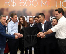 O Grupo Madero confirmou nesta quarta-feira (29), em cerimônia no Palácio Iguaçu, investimentos de R$ 600 milhões na ampliação das operações da empresa em Ponta Grossa, na região dos Campos Gerais. O anúncio foi feito pelo presidente do Grupo, Júnior Durski, ao lado do governador Carlos Massa Ratinho Junior e do apresentador Luciano Huck, sócio do empreendimento.  -  Curitiba, 29/05/2019  -  Foto Gilson Abreu/ANPr