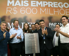O Grupo Madero confirmou nesta quarta-feira (29), em cerimônia no Palácio Iguaçu, investimentos de R$ 600 milhões na ampliação das operações da empresa em Ponta Grossa, na região dos Campos Gerais. O anúncio foi feito pelo presidente do Grupo, Júnior Durski, ao lado do governador Carlos Massa Ratinho Junior e do apresentador Luciano Huck, sócio do empreendimento.  -  Curitiba, 29/05/2019  -  Foto Gilson Abreu/ANPr