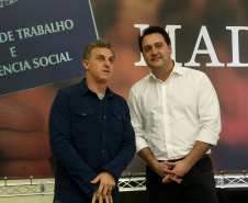 O Grupo Madero confirmou nesta quarta-feira (29), em cerimônia no Palácio Iguaçu, investimentos de R$ 600 milhões na ampliação das operações da empresa em Ponta Grossa, na região dos Campos Gerais. O anúncio foi feito pelo presidente do Grupo, Júnior Durski, ao lado do governador Carlos Massa Ratinho Junior e do apresentador Luciano Huck, sócio do empreendimento.  -  Curitiba, 29/05/2019  -  Foto Gilson Abreu/ANPr