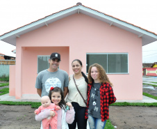 Dezessete famílias de Paranaguá receberam nesta quarta-feira (29) as chaves da casa própria. A partir de agora elas residem no Moradias Porto Seguro I, empreendimento que recebeu cerca de R$ 1,2 milhão de investimento, recursos financiados pelo Governo do Estado, por meio da Companhia de Habitação do Paraná (Cohapar). Foto:Bianca Breus / Cohapar