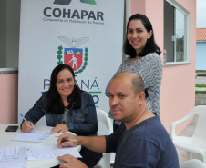 Dezessete famílias de Paranaguá receberam nesta quarta-feira (29) as chaves da casa própria. A partir de agora elas residem no Moradias Porto Seguro I, empreendimento que recebeu cerca de R$ 1,2 milhão de investimento, recursos financiados pelo Governo do Estado, por meio da Companhia de Habitação do Paraná (Cohapar). Foto:Bianca Breus / Cohapar