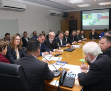 Uma comitiva de empresários e políticos da República Tcheca, liderada pela embaixadora Sandra Linkensederová, esteve nesta quarta-feira (29) no Paraná para discutir possíveis investimentos no Estado. Acompanhados do vice-governador Darci Piana, os tchecos foram a Ponta Grossa, nos Campos Gerais, onde estudam instalar uma unidade da fabricante de caminhões Tacla. Foto: Camila Tonetti