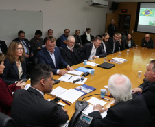 Uma comitiva de empresários e políticos da República Tcheca, liderada pela embaixadora Sandra Linkensederová, esteve nesta quarta-feira (29) no Paraná para discutir possíveis investimentos no Estado. Acompanhados do vice-governador Darci Piana, os tchecos foram a Ponta Grossa, nos Campos Gerais, onde estudam instalar uma unidade da fabricante de caminhões Tacla. Foto: Camila Tonetti