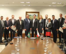 Uma comitiva de empresários e políticos da República Tcheca, liderada pela embaixadora Sandra Linkensederová, esteve nesta quarta-feira (29) no Paraná para discutir possíveis investimentos no Estado