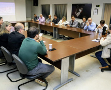 A diretoria-executiva dos Portos do Paraná debateu nesta sexta-feira (31) a retomada de investimentos no Porto de Antonina. Equipes das diretorias de engenharia, meio ambiente, empresarial, administrativa-financeira e jurídica visitaram a sede Barão de Teffé e o Terminal Portuário Ponta do Felix (TPPF). Foto; APPA