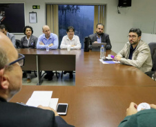 A diretoria-executiva dos Portos do Paraná debateu nesta sexta-feira (31) a retomada de investimentos no Porto de Antonina. Equipes das diretorias de engenharia, meio ambiente, empresarial, administrativa-financeira e jurídica visitaram a sede Barão de Teffé e o Terminal Portuário Ponta do Felix (TPPF). Foto; APPA