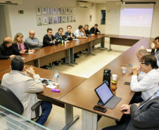 A diretoria-executiva dos Portos do Paraná debateu nesta sexta-feira (31) a retomada de investimentos no Porto de Antonina. Equipes das diretorias de engenharia, meio ambiente, empresarial, administrativa-financeira e jurídica visitaram a sede Barão de Teffé e o Terminal Portuário Ponta do Felix (TPPF). Foto; APPA