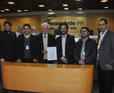 A Fomento Paraná e a FecomércioPR firmaram um protocolo de intenções com objetivo de incentivar sindicatos filiados à federação empresarial a aderir ao edital da instituição financeira estadual para credenciamento de correspondentes.

A assinatura aconteceu durante reunião de diretoria da FecomércioPR com o vice-governador, Darci Piana, e o diretor-presidente da Fomento Paraná, Heraldo Neves. Foto: Fomento Paraná