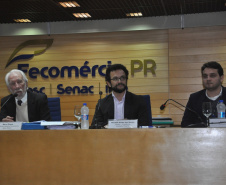 A Fomento Paraná e a FecomércioPR firmaram um protocolo de intenções com objetivo de incentivar sindicatos filiados à federação empresarial a aderir ao edital da instituição financeira estadual para credenciamento de correspondentes.

A assinatura aconteceu durante reunião de diretoria da FecomércioPR com o vice-governador, Darci Piana, e o diretor-presidente da Fomento Paraná, Heraldo Neves. Foto: Fomento Paraná