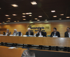 A Fomento Paraná e a FecomércioPR firmaram um protocolo de intenções com objetivo de incentivar sindicatos filiados à federação empresarial a aderir ao edital da instituição financeira estadual para credenciamento de correspondentes.

A assinatura aconteceu durante reunião de diretoria da FecomércioPR com o vice-governador, Darci Piana, e o diretor-presidente da Fomento Paraná, Heraldo Neves. Foto: Fomento Paraná