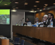 A Fomento Paraná e a FecomércioPR firmaram um protocolo de intenções com objetivo de incentivar sindicatos filiados à federação empresarial a aderir ao edital da instituição financeira estadual para credenciamento de correspondentes.

A assinatura aconteceu durante reunião de diretoria da FecomércioPR com o vice-governador, Darci Piana, e o diretor-presidente da Fomento Paraná, Heraldo Neves. Foto: Fomento Paraná