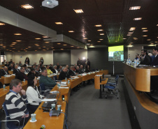 A Fomento Paraná e a FecomércioPR firmaram um protocolo de intenções com objetivo de incentivar sindicatos filiados à federação empresarial a aderir ao edital da instituição financeira estadual para credenciamento de correspondentes.

A assinatura aconteceu durante reunião de diretoria da FecomércioPR com o vice-governador, Darci Piana, e o diretor-presidente da Fomento Paraná, Heraldo Neves. Foto: Fomento Paraná