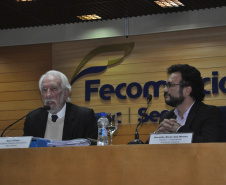 A Fomento Paraná e a FecomércioPR firmaram um protocolo de intenções com objetivo de incentivar sindicatos filiados à federação empresarial a aderir ao edital da instituição financeira estadual para credenciamento de correspondentes.

A assinatura aconteceu durante reunião de diretoria da FecomércioPR com o vice-governador, Darci Piana, e o diretor-presidente da Fomento Paraná, Heraldo Neves. Foto: Fomento Paraná