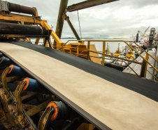 O Porto de Paranaguá registrou nova movimentação recorde. Desta vez, no embarque de açúcar a granel pelo berço 204. Um único navio - o Caravos Glory, das Ilhas Marschall (Oceania) - levará uma carga de 58.175 toneladas para o Oriente Médio. A média dos carregamentos no local geralmente fica entre 40 e 45 mil toneladas.  -  Paranaguá, 03/06/2019  -  Foto: Cláudio Neves/APPA