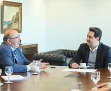 O governador Carlos Massa Ratinho Junior e o secretário do Planejamento e Projetos Estruturantes, Valdemar Bernardo Jorge, se reuniram nesta terça-feira (04) com Ignacio Socías, diretor de Relações Internacionais da Federação Internacional para o Desenvolvimento da Família, que possui status consultivo na Organização das Nações Unidas (ONU). Foi o primeiro passo para o estabelecimento de parcerias entre o Paraná e a instituição. Foto: Rodrigo Felix Leal/ANPr