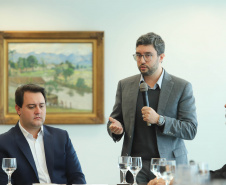 O Porto de Paranaguá terá a primeira reforma no pier público de inflamáveis, que foi construído na década de 1940 e, desde então, recebeu apenas pequenas intervenções de manutenção. Nesta quarta-feira (06), o governador Carlos Massa Ratinho Junior assinou, em reunião no Palácio Iguaçu, a autorização para contratação da empresa que fará a obra. Foto: Rodrigo Felix Leal/ANPr