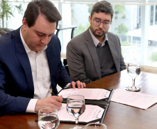 O governador Carlos Massa Ratinho Jr assinou autorização para contratação de empresa especializada em engenharia portuária para execução das obras de recuperação do Píer Público de Inflamáveis do Porto de Paranaguá.Foto Gilson Abreu/ANPr