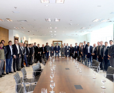 O governador Carlos Massa Ratinho Jr assinou autorização para contratação de empresa especializada em engenharia portuária para execução das obras de recuperação do Píer Público de Inflamáveis do Porto de Paranaguá.Foto Gilson Abreu/ANPr